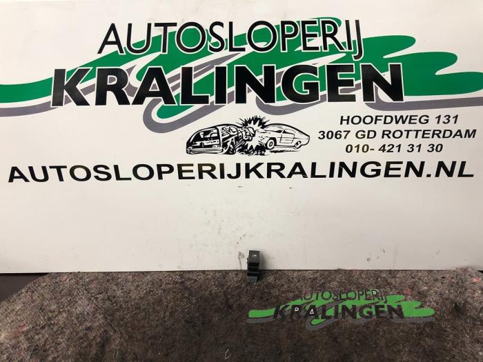 Usados Interruptor de ventanilla eléctrica Volkswagen Polo V (6R) 1.2 12V BlueMotion Technology Precio € 19,99 Norma de margen ofrecido por Autosloperij Kralingen B.V.