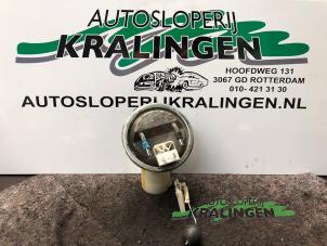 Usagé Pompe essence Opel Corsa C (F08/68) 1.0 12V Twin Port Prix € 50,00 Règlement à la marge proposé par Autosloperij Kralingen B.V.