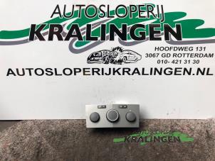 Usados Panel de control de calefacción Opel Astra H (L48) 1.6 16V Twinport Precio € 50,00 Norma de margen ofrecido por Autosloperij Kralingen B.V.