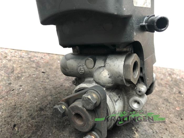 Power steering pump from a BMW 3 serie Touring (E46/3) 318d 16V 2004