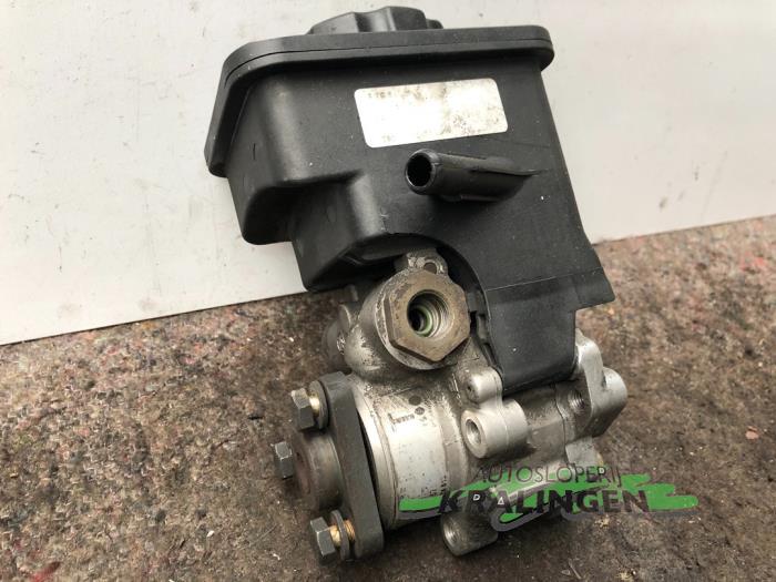 Power steering pump from a BMW 3 serie Touring (E46/3) 318d 16V 2004