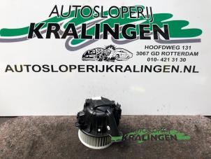 Usados Motor de ventilador de calefactor Volkswagen Polo VI (AW1) 1.0 TSI 12V Precio € 75,00 Norma de margen ofrecido por Autosloperij Kralingen B.V.