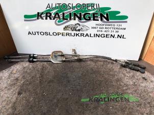 Usados Cable de cambio de caja de cambios Peugeot 107 1.0 12V Precio € 100,00 Norma de margen ofrecido por Autosloperij Kralingen B.V.