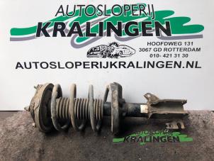 Usagé Amortisseur avant gauche Mazda Premacy 1.8 16V Prix € 50,00 Règlement à la marge proposé par Autosloperij Kralingen B.V.