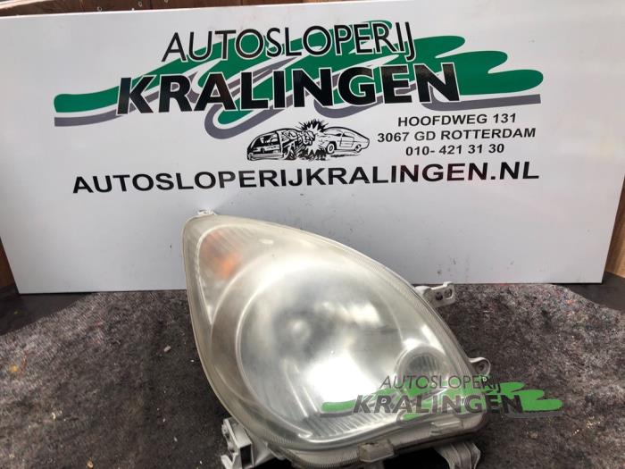 Używane Reflektor prawy Daihatsu Cuore (L251/271/276) 1.0 12V DVVT Cena € 24,99 Procedura marży oferowane przez Autosloperij Kralingen B.V.