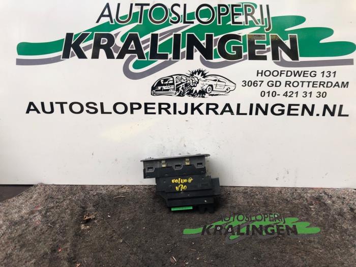 Usados Interruptor de ventanilla eléctrica Volvo V70 (SW) 2.4 20V 140 Precio € 19,99 Norma de margen ofrecido por Autosloperij Kralingen B.V.