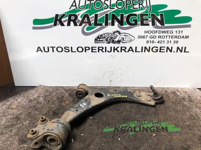 Gebrauchte Querlenker rechts vorne Volvo V50 (MW) 1.6 D 16V Preis € 50,00 Margenregelung angeboten von Autosloperij Kralingen B.V.