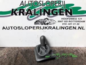 Używane Pokrywa dzwigni zmiany biegów Renault Kangoo Express (FW) 1.5 dCi 85 Cena € 20,00 Procedura marży oferowane przez Autosloperij Kralingen B.V.
