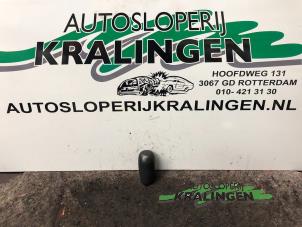 Używane Galka zmiany biegów Peugeot 107 1.0 12V Cena € 10,00 Procedura marży oferowane przez Autosloperij Kralingen B.V.