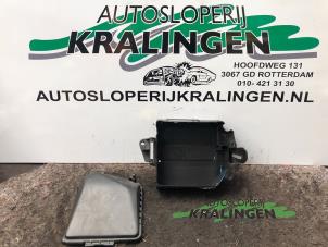 Usados Caja de fusibles Renault Clio III (BR/CR) 1.6 16V Precio € 25,00 Norma de margen ofrecido por Autosloperij Kralingen B.V.