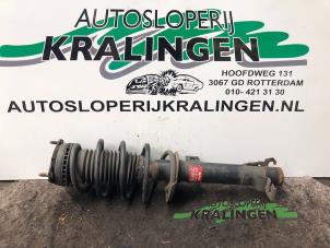 Usagé Amortisseur avant droit Ford Fiesta 5 (JD/JH) 1.4 16V Prix € 50,00 Règlement à la marge proposé par Autosloperij Kralingen B.V.