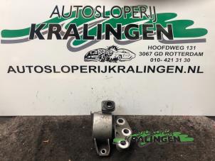 Usagé Support moteur Opel Corsa D 1.3 CDTi 16V ecoFLEX Prix € 50,00 Règlement à la marge proposé par Autosloperij Kralingen B.V.
