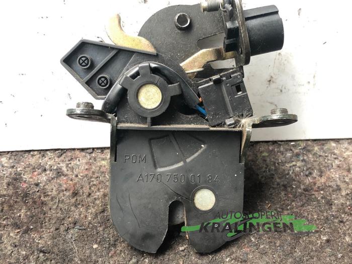 Tailgate lock mechanism from a Mercedes-Benz SLK (R170) 2.3 230 K 16V 1997