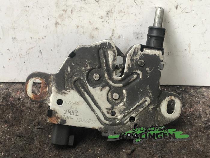 Bonnet lock mechanism from a Ford Focus 2 Wagon 1.6 16V 2006