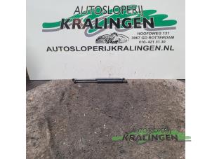 Usagé Amortisseur kit capot moteur BMW 5 serie (E60) 525d 24V Prix € 30,00 Règlement à la marge proposé par Autosloperij Kralingen B.V.