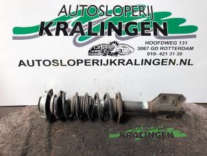 Usagé Amortisseur avant gauche Daihatsu Cuore (L251/271/276) 1.0 12V DVVT Prix € 50,00 Règlement à la marge proposé par Autosloperij Kralingen B.V.