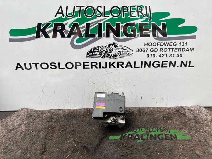Usagé Bloc ABS Toyota Yaris (P1) 1.3 16V VVT-i Prix € 19,98 Règlement à la marge proposé par Autosloperij Kralingen B.V.
