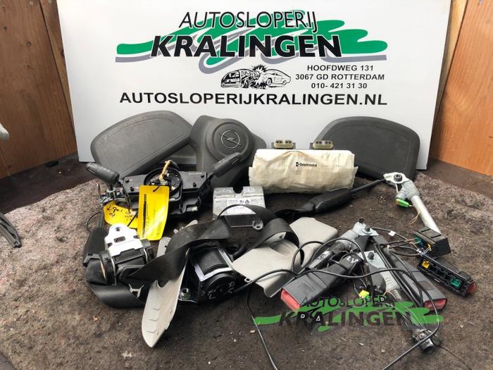 Begagnade Airbagset Opel Corsa D 1.4 16V Twinport Pris € 250,00 Marginaltabell erbjuds av Autosloperij Kralingen B.V.