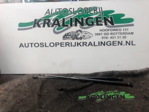 Gebrauchte Gasdämpferset Kofferraumklappe Ford Focus 1 Wagon 1.8 16V Preis € 20,00 Margenregelung angeboten von Autosloperij Kralingen B.V.
