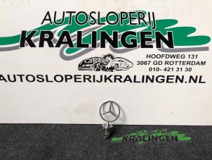 Usados Estrella Mercedes C (W202) 2.2 C-220 16V Precio € 25,00 Norma de margen ofrecido por Autosloperij Kralingen B.V.