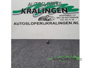 Używane Przelacznik swiatel awaryjnych Volvo V50 (MW) 2.0 16V Cena € 25,00 Procedura marży oferowane przez Autosloperij Kralingen B.V.