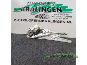 Używane Mechanizm szyby lewej przedniej wersja 2-drzwiowa Renault Twingo (C06) 1.2 Cena € 50,00 Procedura marży oferowane przez Autosloperij Kralingen B.V.