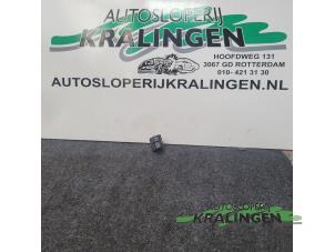 Usagé Commutateur vitre électrique Volkswagen Golf V (1K1) 2.0 TDI DPF Prix € 25,00 Règlement à la marge proposé par Autosloperij Kralingen B.V.