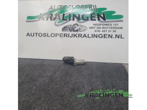 Usagé Moteur toit escamotable Peugeot 307 CC (3B) 2.0 16V Prix € 50,00 Règlement à la marge proposé par Autosloperij Kralingen B.V.