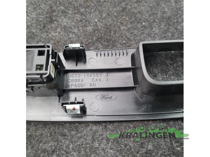Electric window switch from a Ford Mondeo V Wagon 1.5 TDCi 2015