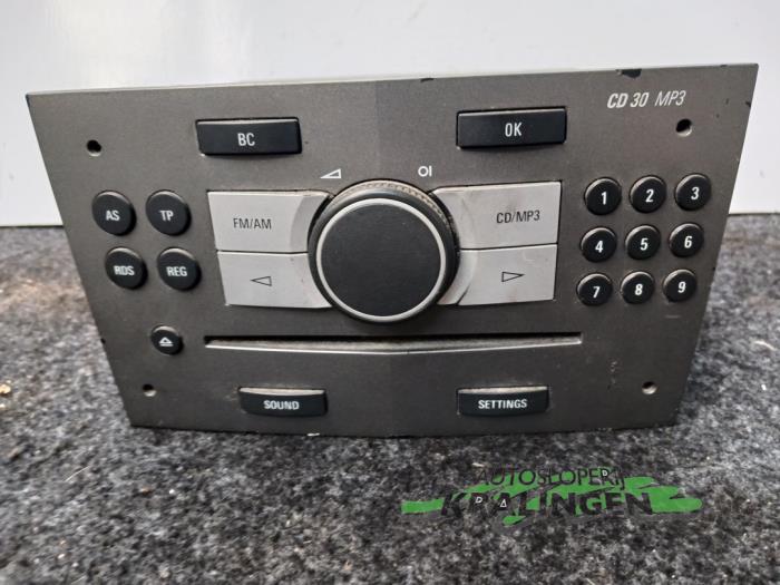 Radio CD player from a Opel Zafira (M75) 1.9 CDTI 2006
