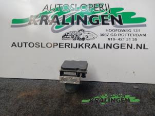 Używane Pompa ABS Renault Twingo II (CN) 1.5 dCi 90 FAP Cena € 100,00 Procedura marży oferowane przez Autosloperij Kralingen B.V.
