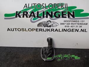 Używane Pokrywa dzwigni zmiany biegów Opel Corsa D 1.3 CDTi 16V ecoFLEX Cena € 25,00 Procedura marży oferowane przez Autosloperij Kralingen B.V.
