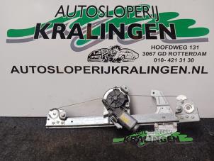 Używane Mechanizm szyby lewej przedniej wersja 4-drzwiowa Peugeot 107 1.0 12V Cena € 50,00 Procedura marży oferowane przez Autosloperij Kralingen B.V.