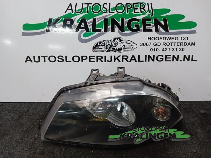 Używane Reflektor lewy Seat Ibiza III (6L1) 1.2 12V Cena € 24,99 Procedura marży oferowane przez Autosloperij Kralingen B.V.