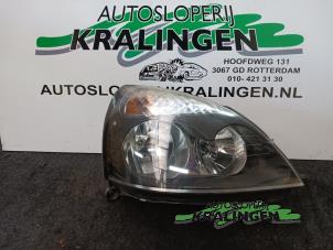 Używane Reflektor prawy Renault Clio II (BB/CB) 1.6 16V Cena € 40,00 Procedura marży oferowane przez Autosloperij Kralingen B.V.