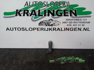 Używane Klamka okienna Toyota Aygo (B10) 1.0 12V VVT-i Cena € 10,00 Procedura marży oferowane przez Autosloperij Kralingen B.V.