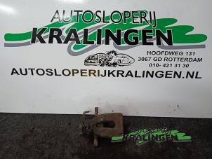 Used Rear brake calliper, right Renault Clio III (BR/CR) 1.4 16V Price € 50,00 Margin scheme offered by Autosloperij Kralingen B.V.