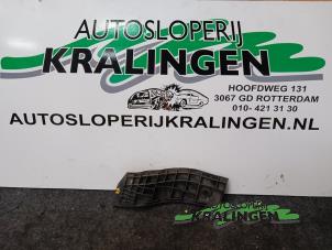 Gebrauchte Stoßstangenstütze rechts hinten Peugeot 107 1.0 12V Preis € 25,00 Margenregelung angeboten von Autosloperij Kralingen B.V.