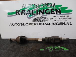 Usagé Arbre de transmission avant gauche Renault Clio III (BR/CR) 1.4 16V Prix € 50,00 Règlement à la marge proposé par Autosloperij Kralingen B.V.