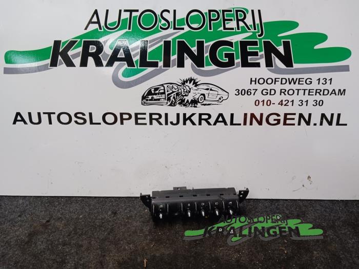 Usados Interruptor de ventanilla eléctrica BMW Mini (R50/53) 1.6 16V Cooper Precio € 50,00 Norma de margen ofrecido por Autosloperij Kralingen B.V.