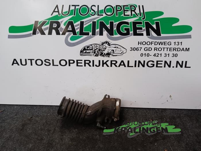 Begagnade Luftintagsslang Renault Clio III (BR/CR) 1.4 16V Pris € 25,00 Marginaltabell erbjuds av Autosloperij Kralingen B.V.
