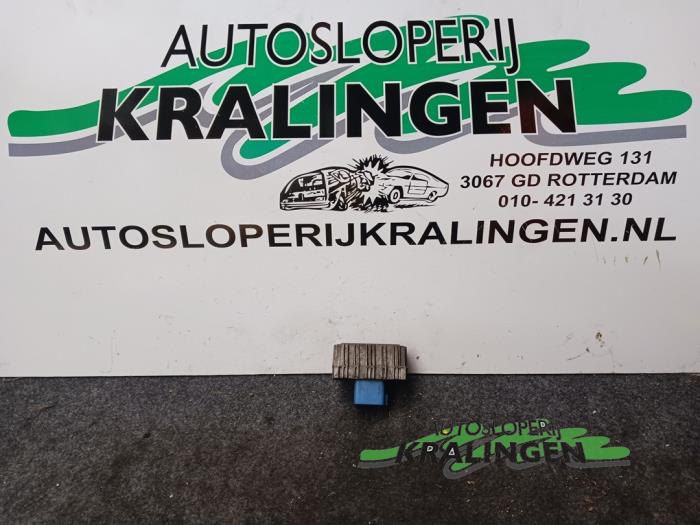 Glow plug relay from a Opel Astra H (L48) 1.9 CDTi 100 2006