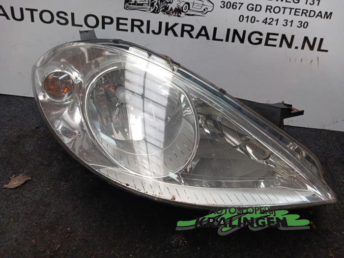 Headlight, right from a Mercedes-Benz A (W169) 1.5 A-150 5-Drs. 2005