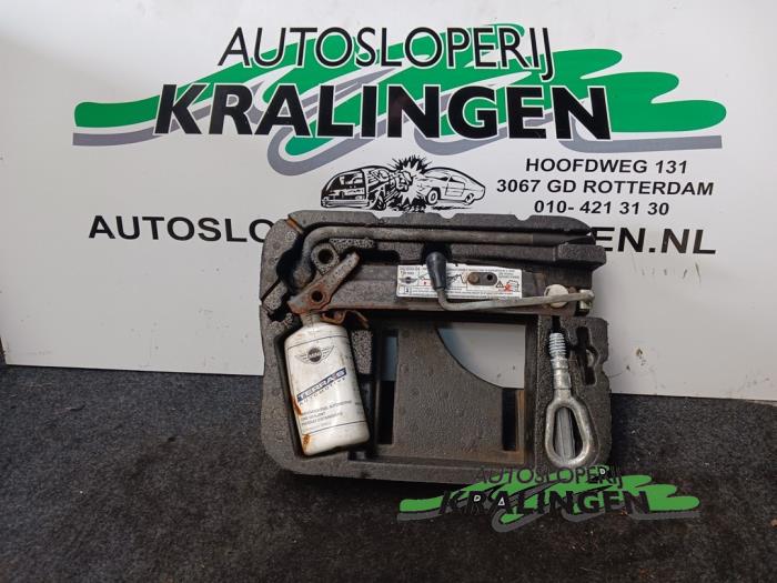 Gebrauchte Wagenheber- Set BMW Mini (R50/53) 1.6 16V Cooper Preis € 25,00 Margenregelung angeboten von Autosloperij Kralingen B.V.