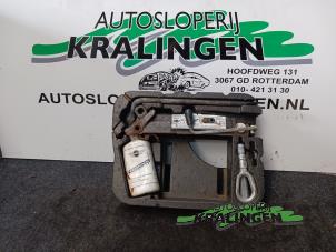 Used Jack set BMW Mini One/Cooper (R50) 1.6 16V Cooper Price € 25,00 Margin scheme offered by Autosloperij Kralingen B.V.