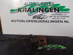 Używane Zacisk hamulcowy lewy tyl BMW Mini One/Cooper (R50) 1.6 16V Cooper Cena € 50,00 Procedura marży oferowane przez Autosloperij Kralingen B.V.
