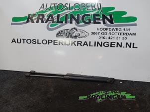 Używane Zestaw amortyzatorów gazowych tylnej klapy Opel Corsa C (F08/68) 1.2 16V Cena € 20,00 Procedura marży oferowane przez Autosloperij Kralingen B.V.