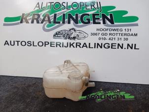 Usados Vaso de expansión Opel Corsa D 1.3 CDTi 16V ecoFLEX Precio € 20,00 Norma de margen ofrecido por Autosloperij Kralingen B.V.