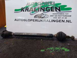 Używane Os napedowa prawy przód Volkswagen Golf V (1K1) 1.4 FSI 16V Cena € 50,00 Procedura marży oferowane przez Autosloperij Kralingen B.V.
