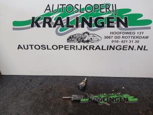 Używane Wkladka zamka drzwiowego lewa Volkswagen Golf V (1K1) 1.4 FSI 16V Cena € 50,00 Procedura marży oferowane przez Autosloperij Kralingen B.V.